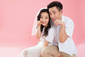 卖萌的年轻伴侣图片