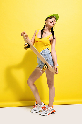 拿着滑板的漂亮青年女人