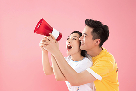 时尚青年伴侣举着扩音器图片