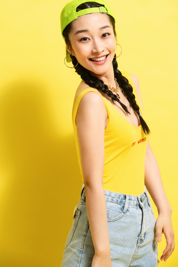 快乐时尚的青年女人照片 快乐时尚的青年女人照片