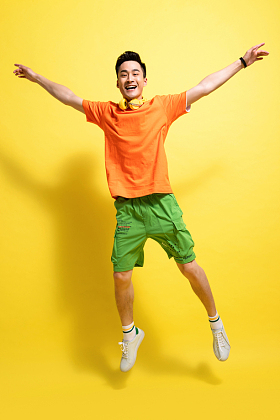 充满活力的青年男人图片