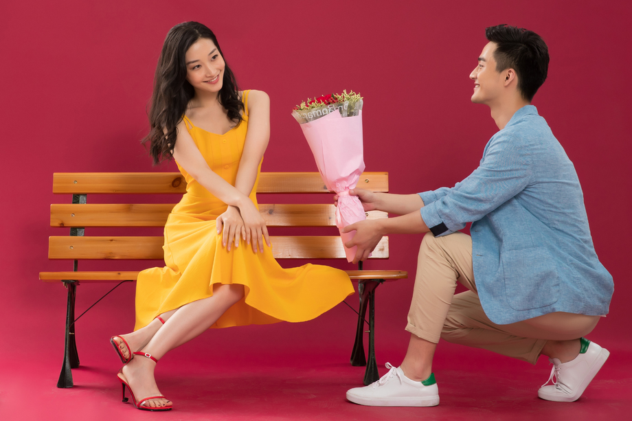 浪漫的青年男人给女朋友送花图片