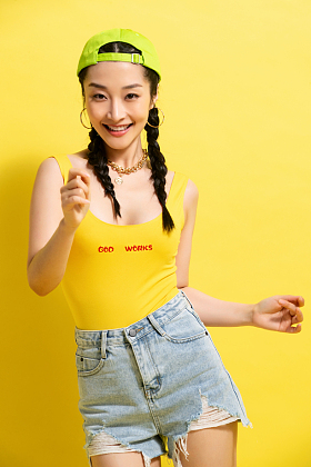 快乐时尚的青年女人