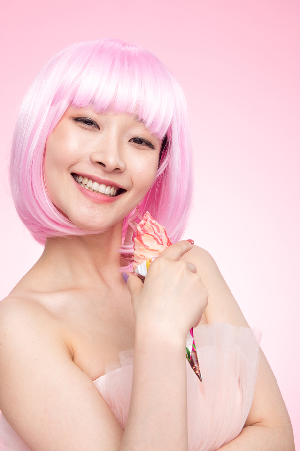 快乐自信的女孩拿着冰淇淋图片