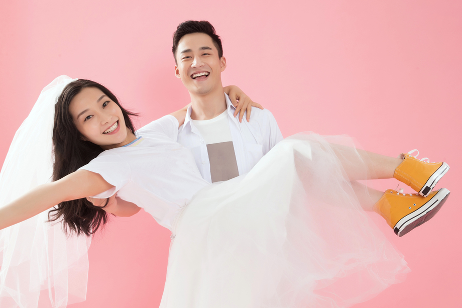 快乐的青年男人抱起女朋友