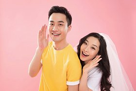 时尚青年伴侣大声喊叫图片