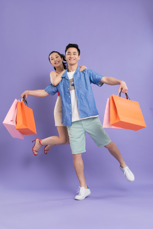 快乐的青年伴侣购物 快乐的青年伴侣购物