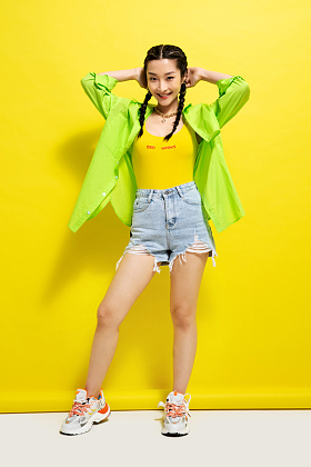 快乐个性的年轻女人图片