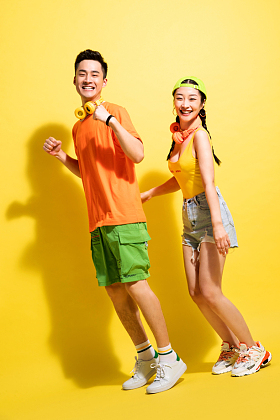 快乐的青年伴侣玩耍图片