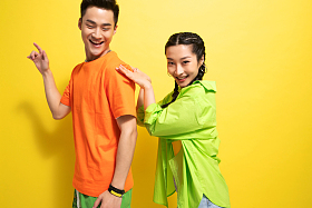 快乐玩耍的年轻伴侣照片