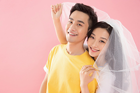 甜蜜幸福的青年伴侣图片