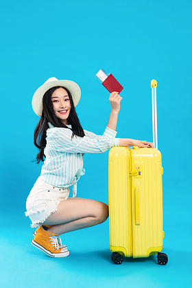 蹲着举着护照的青年女人