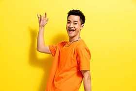 快乐的年轻男人图片