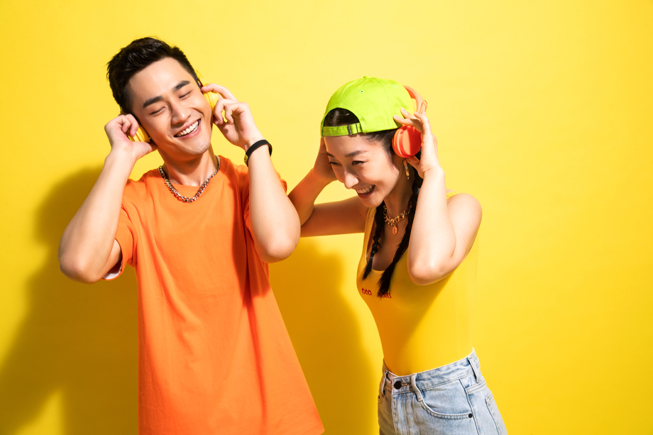 带着耳机听音乐的青年伴侣 带着耳机听音乐的青年伴侣