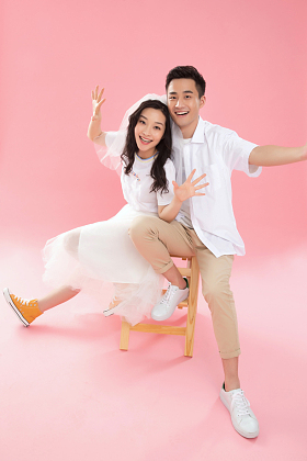 可爱的年轻伴侣图片