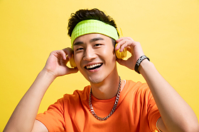 听音乐的嘻哈男孩