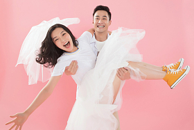 青年男人抱起女朋友图片