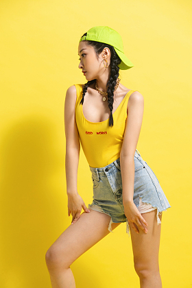 时尚个性的年轻女孩