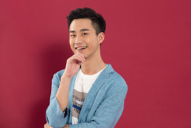 自信的青年男人图片