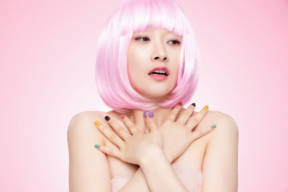 时尚性感的青年女人照片