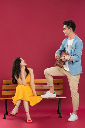 弹吉他给女朋友听的青年男人