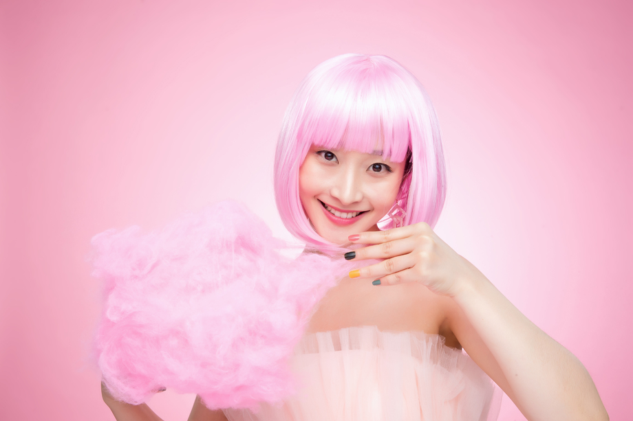 拿着棉花糖的漂亮青年女人图片