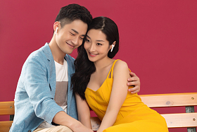 听音乐的浪漫年轻情侣图片