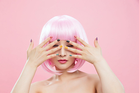 漂亮时尚的年轻女子照片