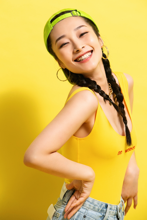 快乐时尚的年轻女孩