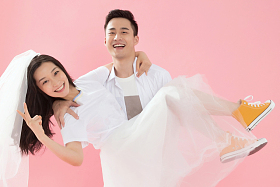 快乐的青年男人抱起女朋友图片