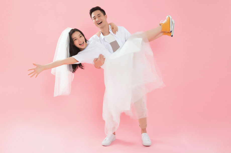 快乐的青年男人抱起女朋友 快乐的青年男人抱起女朋友