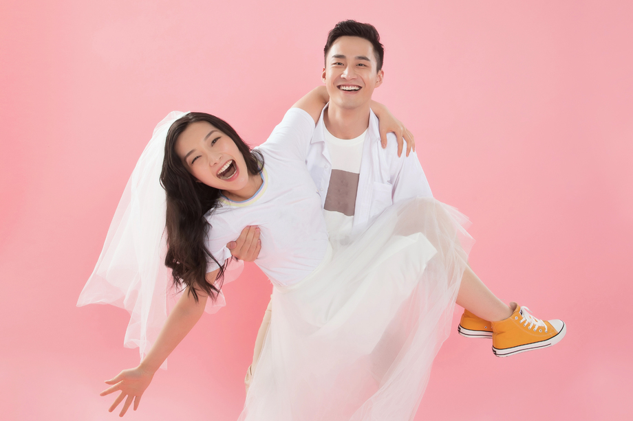 快乐的青年男人抱起女朋友照片