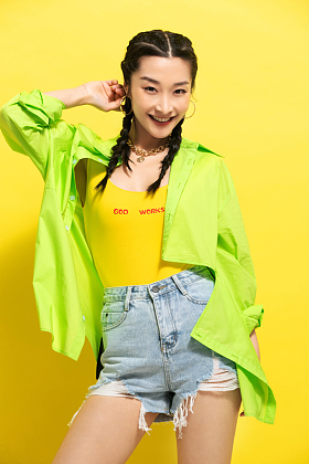 时尚个性的年轻女人图片