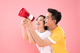 时尚青年伴侣举着扩音器图片