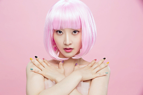 双手遮挡在胸前的个性时尚女子