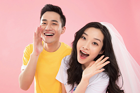 时尚青年伴侣大声喊叫图片