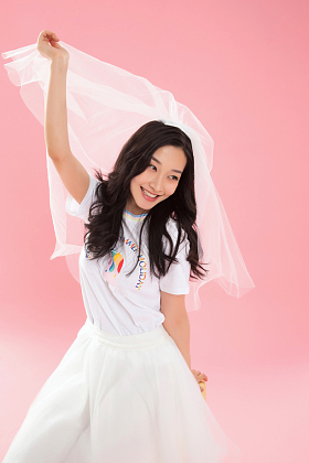 带着头纱的青年女人照片