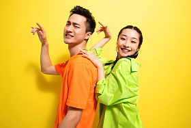 时尚个性的年轻伴侣