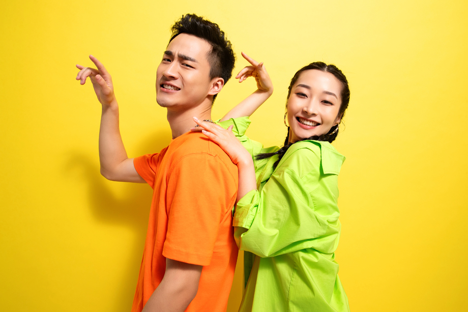 时尚个性的年轻伴侣