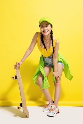 扶着滑板的漂亮青年女人图片