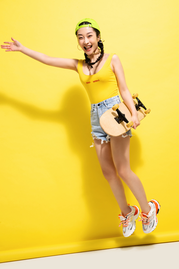 兴奋的青年女人拿着滑板图片 兴奋的青年女人拿着滑板图片