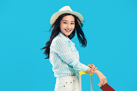 拿着护照的青年女人照片