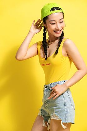 快乐个性的年轻女孩