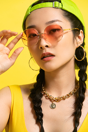 手扶墨镜的时尚年轻女孩图片