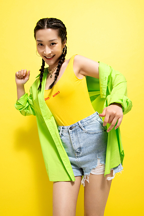 时尚个性的年轻女人