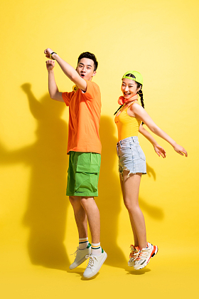 快乐的青年伴侣玩耍图片