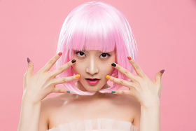 展示彩色指甲油的时尚年轻女人