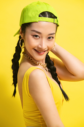 漂亮时尚的年轻女孩照片