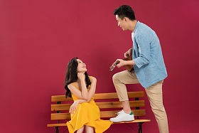 弹吉他给女朋友听的青年男人