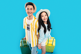 青年情侣拉着行李箱去旅游照片